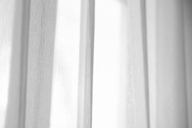 Perdedeki güneş ışığı, bulanık gölgeli tül arkaplan, katıksız perdeler, yumuşak sabah güneşli ipek peçe kumaşı, metin için metin alanı olan açık pencere kumaşı arkaplan