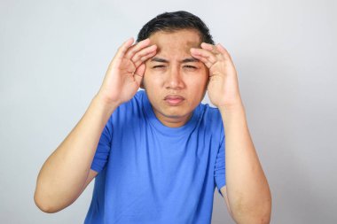 Göz sorunu olan adam gözlük tutuyor ve şaşı bakıyor.