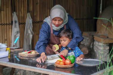 Annenin elleri oğlunun para kazanmasına yardım ediyor, kapatıyorlar.