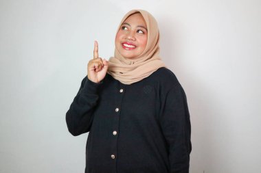 Beyaz arka planda izole edilmiş fotokopi alanını gösteren sıradan tişörtlü neşeli, güzel Asyalı kadın.