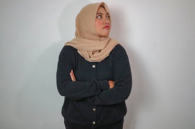 Çapraz kolları üzerinde beyaz izole işkadını kızgın somurtkan mutsuz alaycı Müslüman kadın portresi