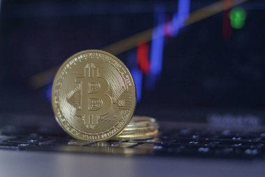Dizüstü bilgisayardaki Bitcoin arkaplan grafiği