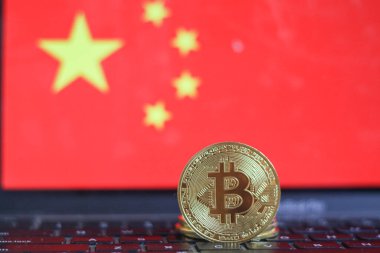 Bitcoin BTC temsil parası ve arka planda Çin bayrağı.