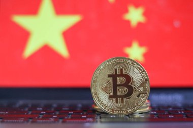 Bitcoin BTC temsil parası ve arka planda Çin bayrağı.