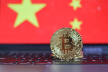 Bitcoin BTC temsil parası ve arka planda Çin bayrağı.