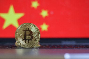 Bitcoin BTC temsil parası ve arka planda Çin bayrağı.