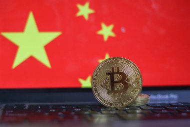 Bitcoin BTC temsil parası ve arka planda Çin bayrağı.