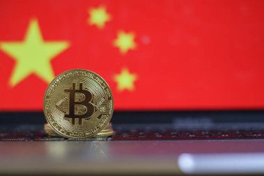 Bitcoin BTC temsil parası ve arka planda Çin bayrağı.