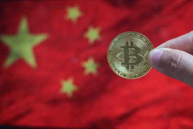 Hold Bitcoin (yeni sanal para birimi) ve Çin bayrağının fiziksel versiyonu. Çin kripto para birimi ve engelleme teknolojisi yatırımcısı konsept haritası (arkaplan kasıtlı olarak bulanık)