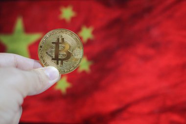 Arka planda Çin bayrağı olan Bitcoin altın sikkesi