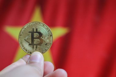 Bitcoin (yeni sanal para birimi) ve Vietnam bayrağının fiziksel bir versiyonunu tutun. Vietnam kripto para birimi ve engelleme teknolojisi yatırımcısı konsept haritası