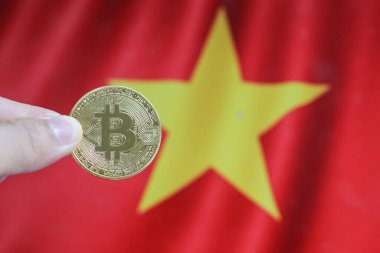 Vietnam bayrağında altın kripto para birimi bitcoin