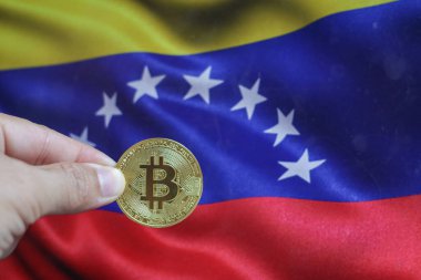 Arka planda Venezuela bayrağı olan kripto para birimlerinde Bitcoin BTC. Şifreli para altın değerindedir.