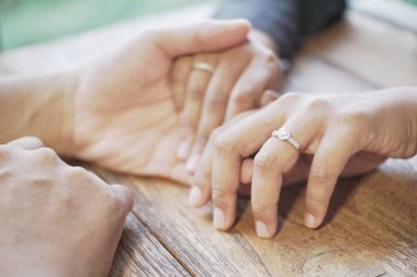 Sonsuzluk uzun bir süre, ama seninle yeterince uzun değil. Nişan yüzüğünü nişanlısının parmağına takan bir adamın açık havada çekilmiş görüntüsü..