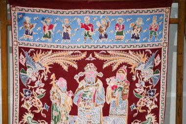 Pekalongan Batik, Cava kültüründen ve Hollanda, Arapça, Çince ve Japonca olmak üzere dört yabancı kültürden etkilenmiştir..