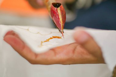 Bir kadın batik yapıyor. Batik, Endonezya halkının atalarından kalan geleneksel bir Endonezya kumaşıdır.