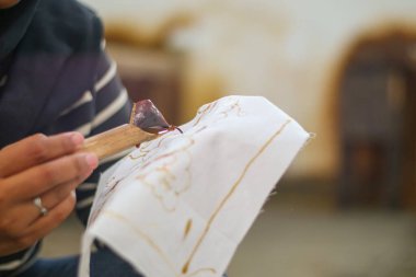 Çiçek desenli Endonezya batiği yapma süreci. Batik imalatı, beyaz kumaş üzerine batik boya.