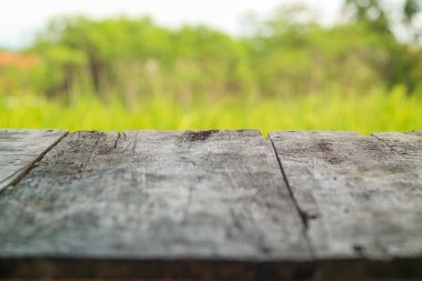 Tahta masanın tepesi boş ve günbatımı veya gündoğumu arkaplanı görüntüsü