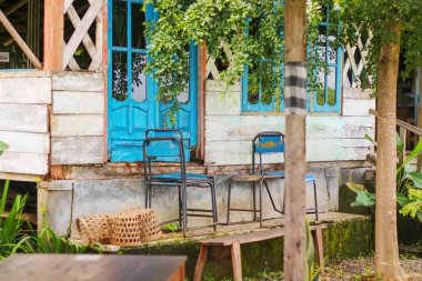 Yeşil ev kavramlı pirinç tarlalarının ortasında bir kahve dükkanı.