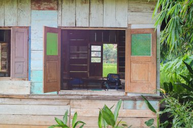 Eski duvar eski ahşap pencere.