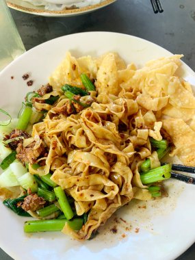 Mantarlı tavuk eriştesi sebze ve kızarmış tavuk ve mantarlı mantarla birlikte beyaz bir kasede 