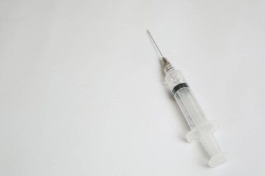 Açık mavi aşılı şırınga beyaz arkaplanda izole edildi