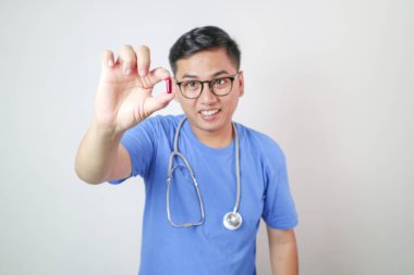 Modern Klinik Ayarlarında Sağlık ve Tıbbi Araştırmalar İçin Beyaz Önlüklü Erkek Doktor Muayenesi