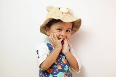 Beyaz arka planda poz veren Asyalı çocuk görüntüsü