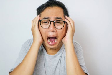 Üzgün, komik, Asyalı, mavi tişörtlü, ağlayan beyaz bir adam..