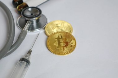 Minyatür insanlar, Doktor ve Hemşire acil sağlık ekibi altın bitcoin geçmişi üzerinde duruyorlar. Sağlık, hayat sigortası seyahat konukseverliği ve bitcoinler zincir teknolojisi kavramını engelliyor.