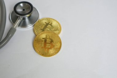 Cryptocurrency tıbbi kavramı ile bir altın bitcoin sikke