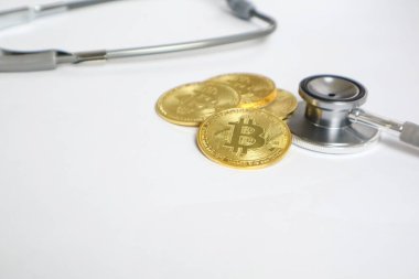 Beyaz arka planda steteskop kontrollü altın bitcoin sağlık hizmetleri, hayat sigortası seyahat konukseverliği bitcoin zincir teknolojisi konsepti