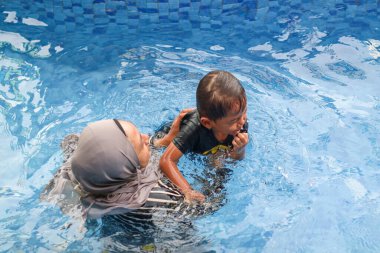 Özel mayosu olan Asyalı Müslüman kız.