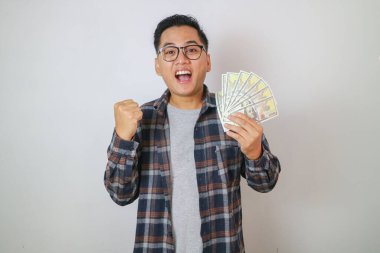 Asyalı adam izole edilmiş para kazanmaktan mutlu olur.
