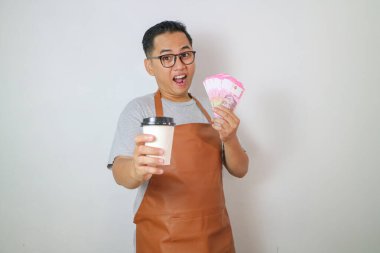 Vay be, Endonezya para akışını elinde tutarken apronlu yakışıklı Asyalı barista 'yı heyecanlandırmış. Beyaz arkaplanda izole