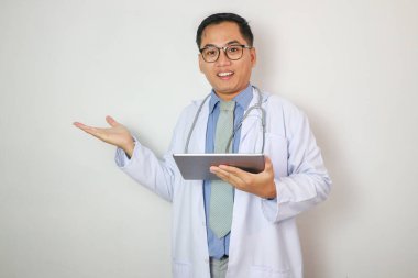 Tıp doktoru Holding tablet ve bir şeyler sunmak