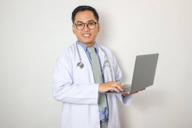 Asyalı erkek doktor portre beyaz zemin üzerine