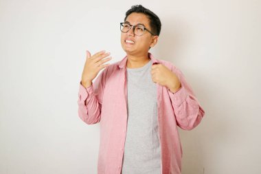 Asyalı adam hava durumunu hissediyor. Sıcak jest, el sallama, beyaz arka plan.