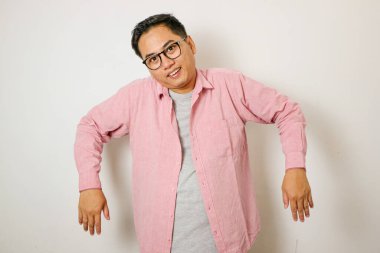 Asyalı adam tembel olduğu için iki elini de kaldırır.