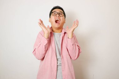 Heyecanlı Asyalı adam elleri açık nefes nefese ve beyaz arka planda izole edilmiş alanı kopyalamak istiyor.