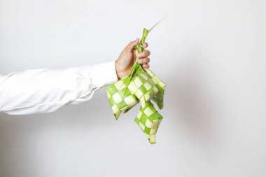 Endonezya 'da genç hindistan cevizi yapraklarından yapılan el yapımı pirinç paketine doldurulmuş pirinç pişirmede kullanılan ketupat deniyor.