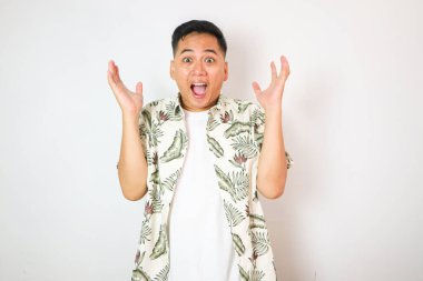 Genç, Endonezyalı adamın plaj tişörtü giymesine şaşırdı. Yaz tatili deniz güneşi kavramı