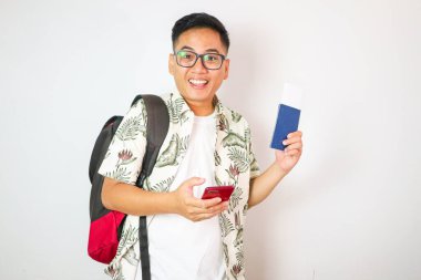 Sırt çantalı mutlu genç Asyalı turist beyaz arka planda izole tatillerde seyahate çıkıyor..