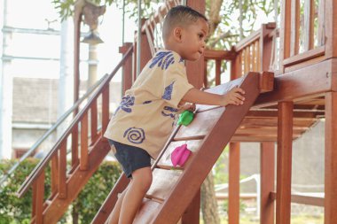 Küçük çocuk bahçesi de cesur yukarı tırmanma