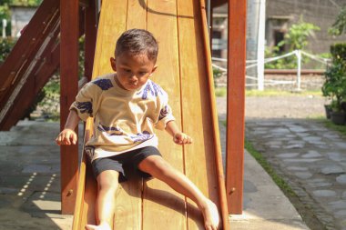 aktif çocuk aşağı kayan