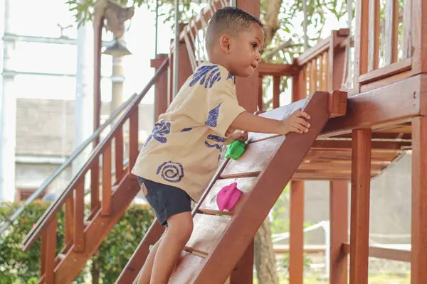 Küçük çocuk bahçesi de cesur yukarı tırmanma