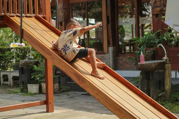 Küçük çocuk oyun içinde bu açık