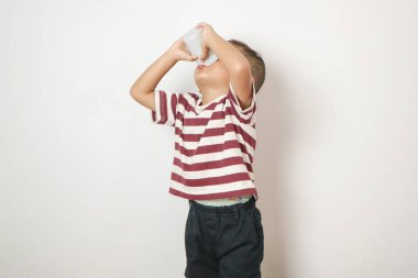 Asyalı tatlı çocuk sütü iç.