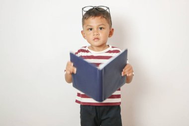 Beyaz bir arka planda doğan Asyalı okul çocuğunun portresi.