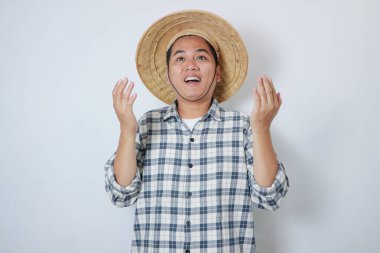 Genç Asyalı çiftçi gülümsüyor ve Tanrı 'ya dua ediyor..